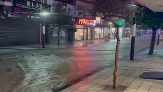 Kırklarelinde sağanak yağış hayatı olumsuz etkiledi: Cadde ve sokaklar göle döndü