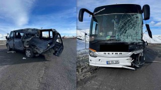 Kızıldağda otobüs ile minibüs çarpıştı: 3 yaralı