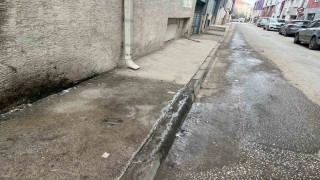 Klima suyu kaldırımı buz pistine çevirdi