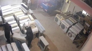Klimayı çalarken önce kameraya, sonra polise yakalandılar