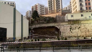 Kocaelide 10 metrelik istinat duvarı okul bahçesine devrildi
