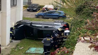 Kocaelide istinat duvarından düşen otomobildeki anne ve kızı yaralandı