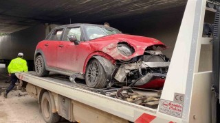 Kocaelide köprü ayağına çarpan otomobilin sürücüsü yaralandı