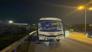 Kocaelide servis minibüsü tıra çarptı: 6 yaralı