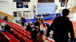 Kocaelide U16 basketbol maçında yumruklar havada uçuştu