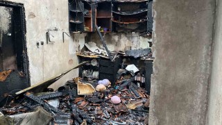 Kocaeliyi fırtına vurdu: Evlerin çatıları uçtu, vatandaş tenteyle birlikte savruldu