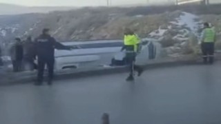 Kontrolden çıkan işçi servisi şarampole devrildi: 10 yaralı