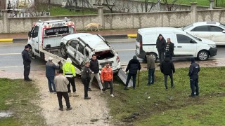 Kontrolden çıkan otomobil, belediye aracına çarparak takla attı