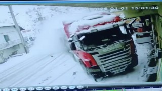 Kontrolden çıkan tır eve çarptı: Kaza anı kamerada