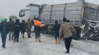 Kontrolden çıkan tır yolu kapattı, kilometrelerce araç kuyruğu oluştu
