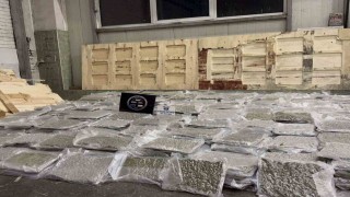 Kontrplaklar arasına gizlenen 700 kilo esrar sınırda ele geçirildi