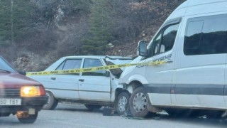 Konyada otomobil ile yolcu minibüsü çarpıştı: 1 ölü, 1 yaralı
