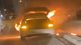 Konyada seyir halindeki otomobil alev aldı
