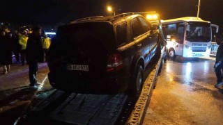 Köprü korkuluklarında asılı kalan cip nehre düşmekten son anda kurtuldu
