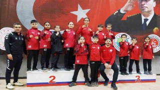 Körfezli karateciler Gaffar Okkan Turnuvasından 8 madalyayla döndü