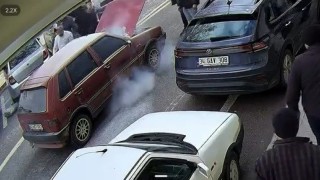 Korkutan araç yangınına esnaftan hızlı müdahale