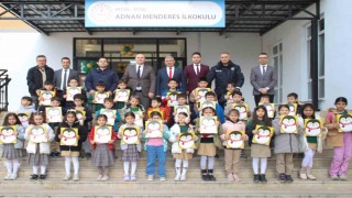 Köşkte öğrencilerin yarıyıl karnelerini Kaymakam Taş verdi