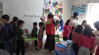 Köy çocukları, gençlik merkezi gönüllüleriyle doyasıya eğlendi