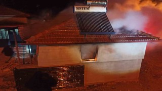 Köy evinde çıkan yangın korkuttu