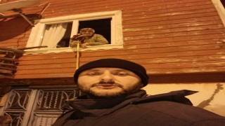 Köy muhtarı yaşlı kadının ilaçlarını 2 kilometre yürüyerek ulaştırdı