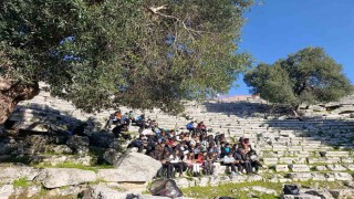 Köyceğiz Ortaokulu öğrencileri Kaunos Antik Tiyatroda şiir okudu