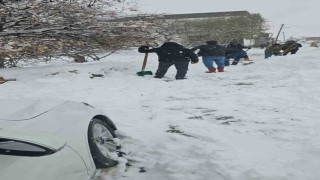 Köylüler kapanan sokaklarını elbirliğiyle açtı