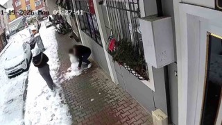 Küçükçekmecede çocukların yaptığı kardan adamı götürdü