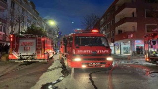 Küçükçekmecede kentsel dönüşümdeki binanın çatısında yangın