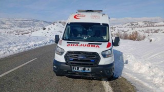 Kulpta arızalanan ambulans yol kenarında bekliyor