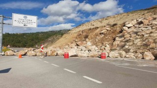 Kumluca-Kemer karayolunda toprak kayması, heyelanı önlemek için örülen duvardaki kayalar yola saçıldı