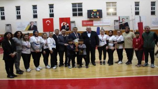 Kumlucada kadınlar öğretmenler arasında düzenlenen voleybol turnuvası sona erdi