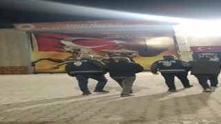 Kumluda otodan hırsızlık şüphelileri tutuklandı