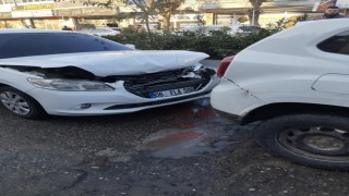 Kurtalanda iki otomobil çarpıştı