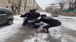 Kurye, buzlu zeminde kayarak eğlendi