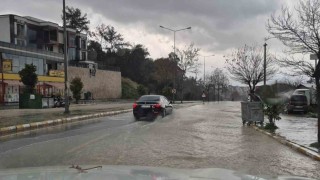 Kuşadası 30 dakikada yağışa teslim oldu, araçlar sele kapıldı