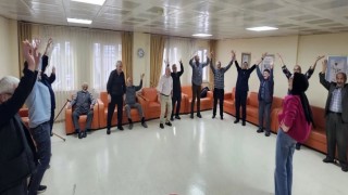 Kütahya Huzurevinde Kahkaha Yogası etkinliği