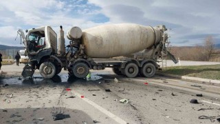 Kütahyada beton mikserleri çarpıştı: 2 yaralı