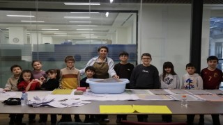 Kütahyada çocuklardan Atık Kâğıtlardan El Yapımı Kâğıda Elekte Kâğıt Yapım Workshopa ilgi