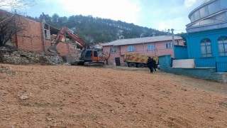 Kütahyada tarihi caminin çevresindeki görüntü kirliliği ortadan kaldırıldı