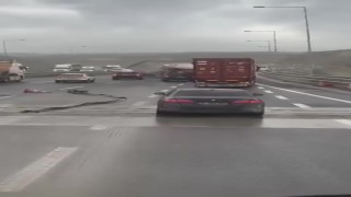 Kuzey Marmara Otoyolunda fırtınanın etkisiyle tır devrildi: O anlar kamerada