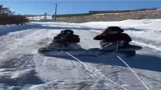 Lastiği kızak yapıp araçla çektiler: Çocukların kar eğlencesi kameralara yansıdı