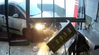 Lavaş getirdiği dönerciye aracıyla girdi