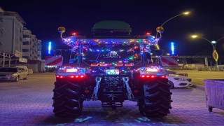 Led ışıklı traktör dikkat çekti