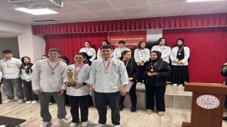 Liseli gençler gastronomi yarışmasında gümüş madalya kazandı
