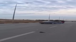 Lüks otomobil yolda drift yaptı, motosikletli son anda kurtuldu