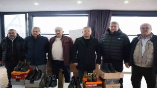 Lunapark işletmecisinden çocuklar için ayakkabı yardımı