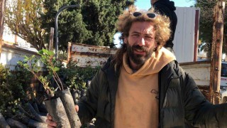 Mahalle muhtarından Datçaya 2 bin harnup fidanı
