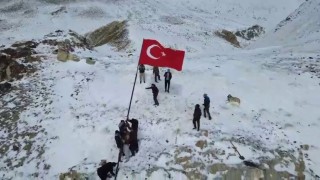Mahallenin en yüksek tepesine Türk bayrağı diktiler