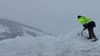 Malatyada 2 bin rakımda dam üstlerinde kar mesaisi
