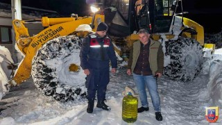 Malatyada kardan kapanan yollarda ekipler vatandaşların yardımına koştu